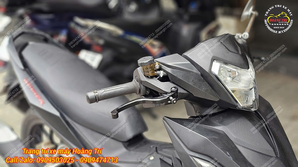 Góc rộng cho thấy tay thắng Adelin PX1R cùng bình dầu được bố trí cân đối trên Winner V1