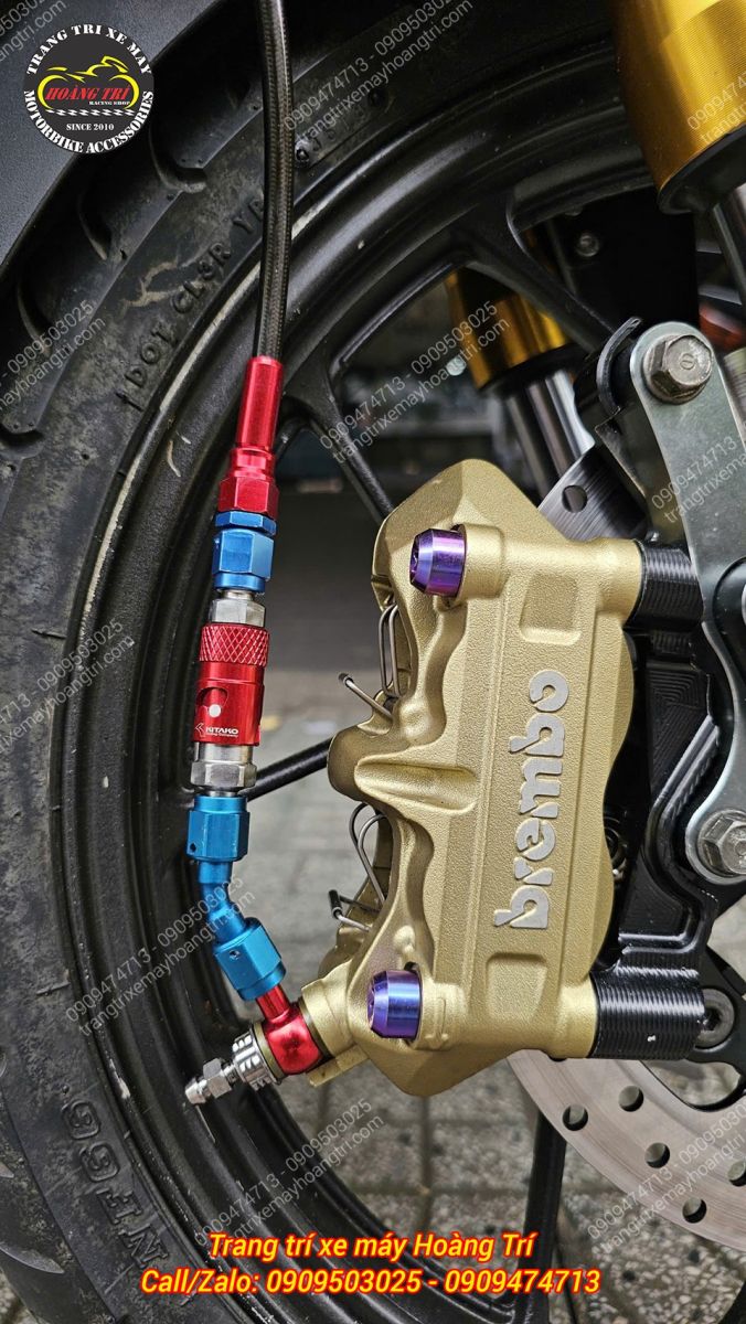 Cận cảnh heo dầu Brembo BMW S1000 kết hợp dây dầu Earls nhôm bấm kiểu nhiều màu nổi bật