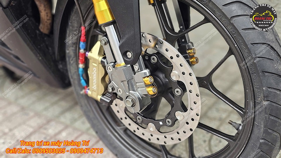 Đĩa kiểu lồng nhôm size 267mm kết hợp cùng heo Brembo tạo điểm nhấn mạnh mẽ cho bánh trước