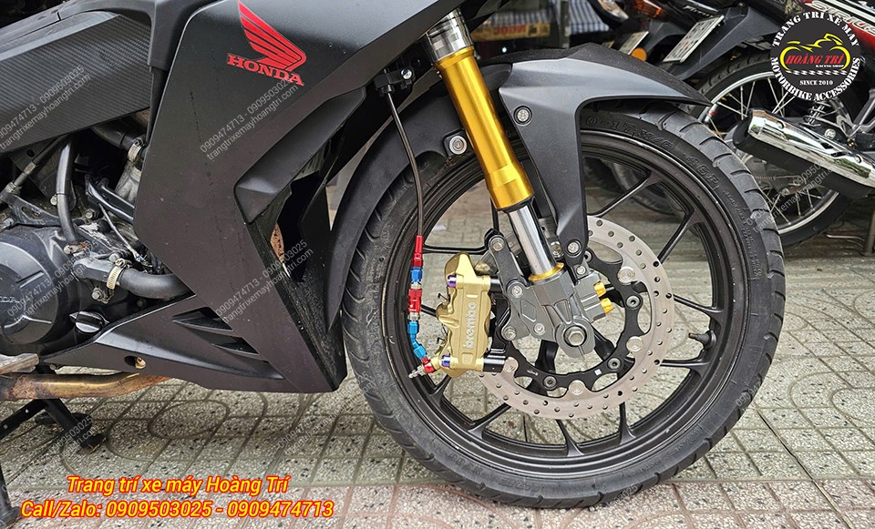 Phuộc Upside Down Asiro phối cùng cụm phanh nâng cấp giúp phần bánh trước Winner V1 thêm ấn tượng