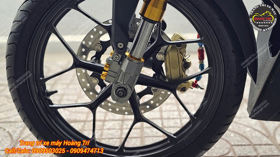 Phuộc Upside Down Asiro cùng đĩa lồng nhôm 267mm vẫn tỏa sáng ở góc view bên trái