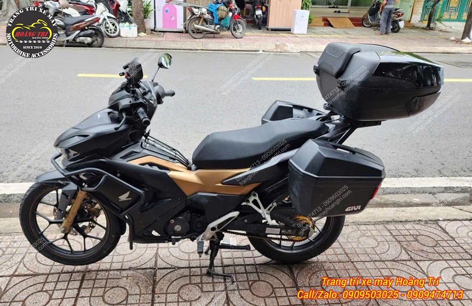 Góc nhìn bên hông cho thấy khung bảo vệ Winner X hài hòa cùng tổng thể xe và thùng Givi