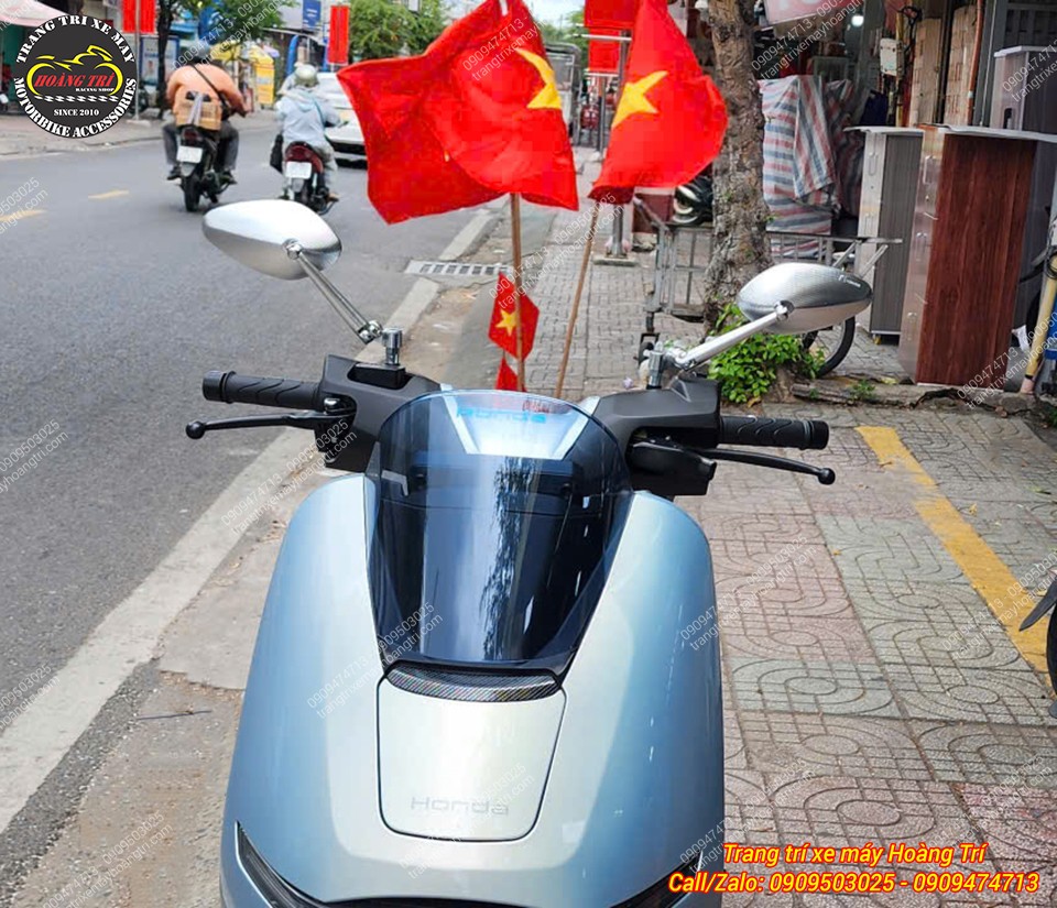 Nhìn trực diện, cặp kính sò màu bạc bố trí cân đối hai bên tay lái Honda UC3