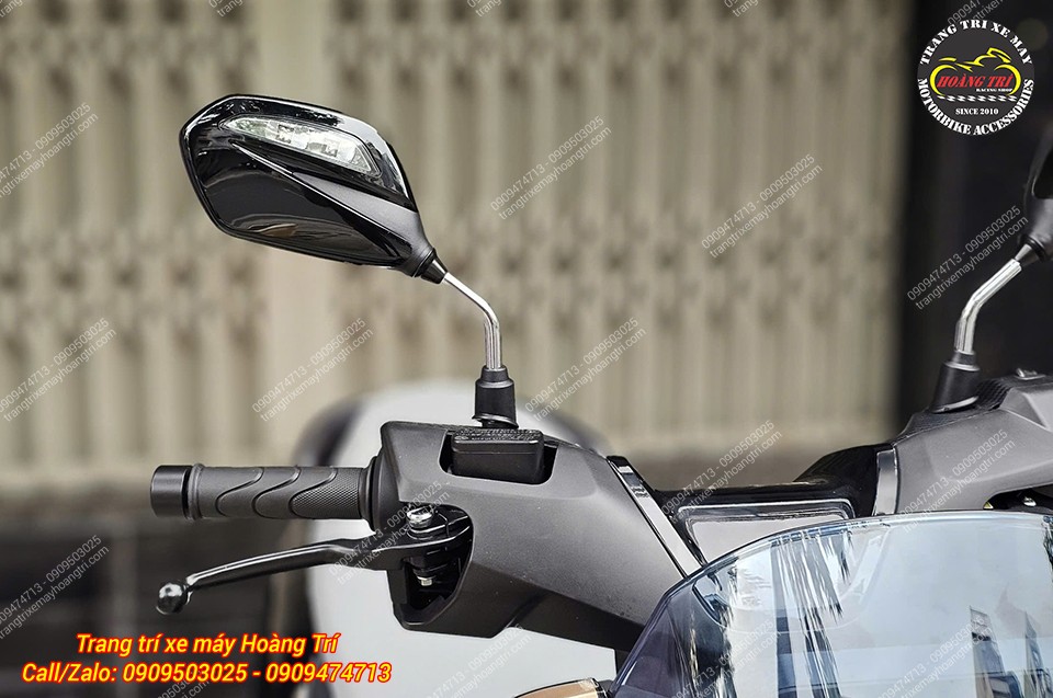 Cận cảnh kính hậu GR tích hợp đèn xi nhan, thiết kế góc cạnh nổi bật trên Honda UC3
