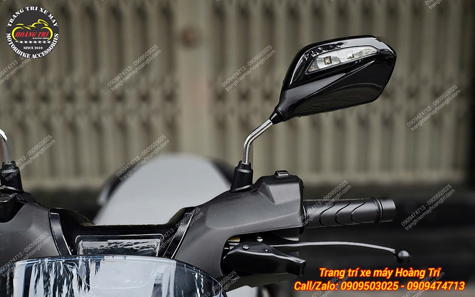 Kính hậu GR bên trái được lắp gọn gàng, mang phong cách đồng bộ với xe
