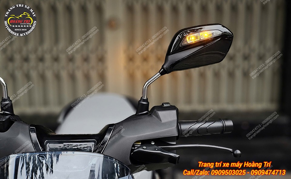 Đèn xi nhan trên kính hậu GR phát sáng nổi bật, giúp người đối diện nhận diện rõ hơn