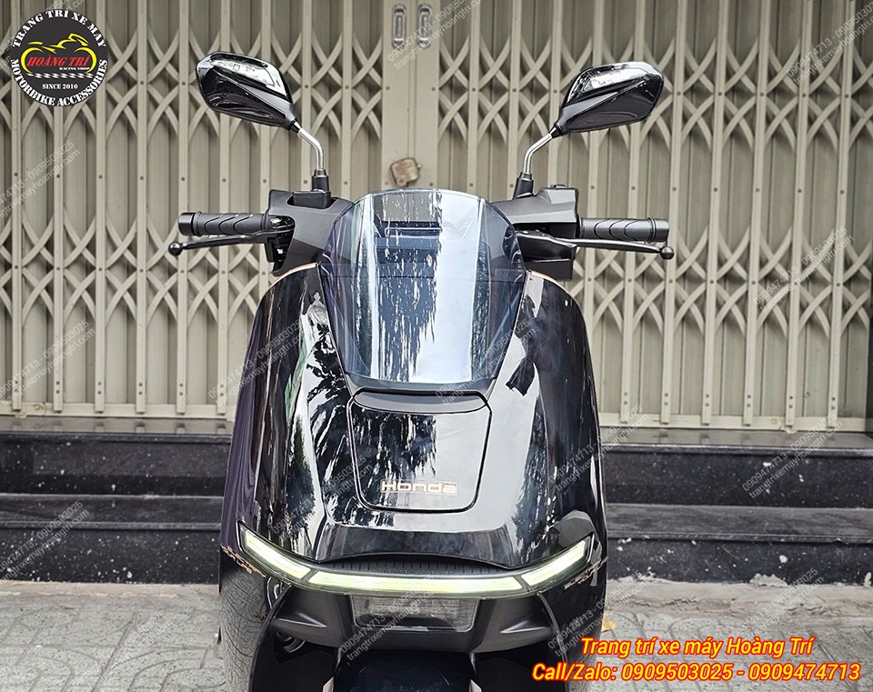 Toàn cảnh phần đầu Honda UC3 với cặp kính hậu GR đồng bộ, cân đối hai bên tay lái