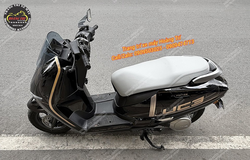 Màu sắc của kính hậu Shenao tông sẹc tông với màu sắc của xe Honda UC3