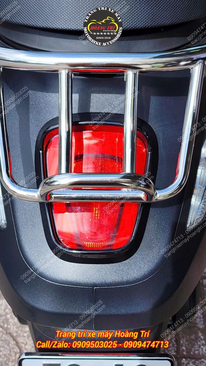 Cận cảnh baga cong inox cùng ốp đèn sau đen bóng, lắp gọn trên Evo Lite