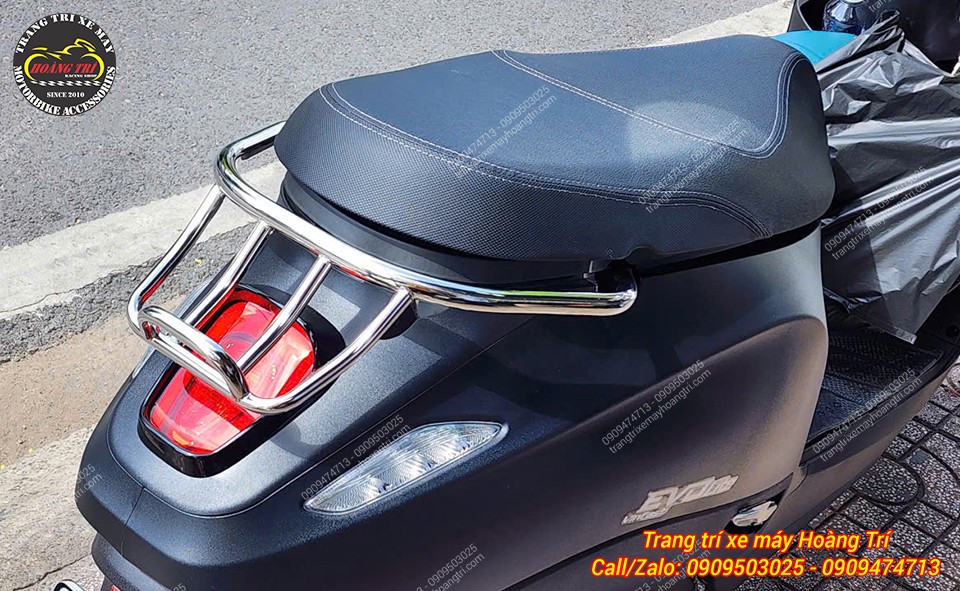 Góc nhìn bên hông cho thấy baga cong inox ôm gọn phần yên và đuôi xe Evo Lite