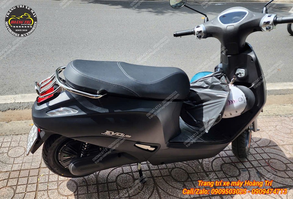 Chỉ với 2 phụ kiện phía sau đuôi xe Evo Lite đã trở nên khác biệt hơn