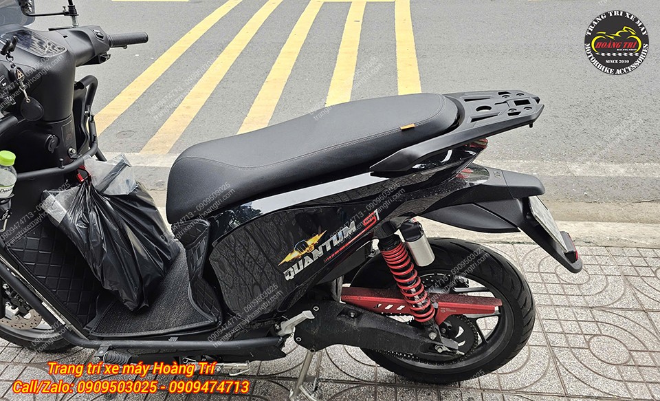 Baga sau LBS kiểu SH 300i lắp gọn trên Datbike Quantum, đồng bộ với dàn áo của xe