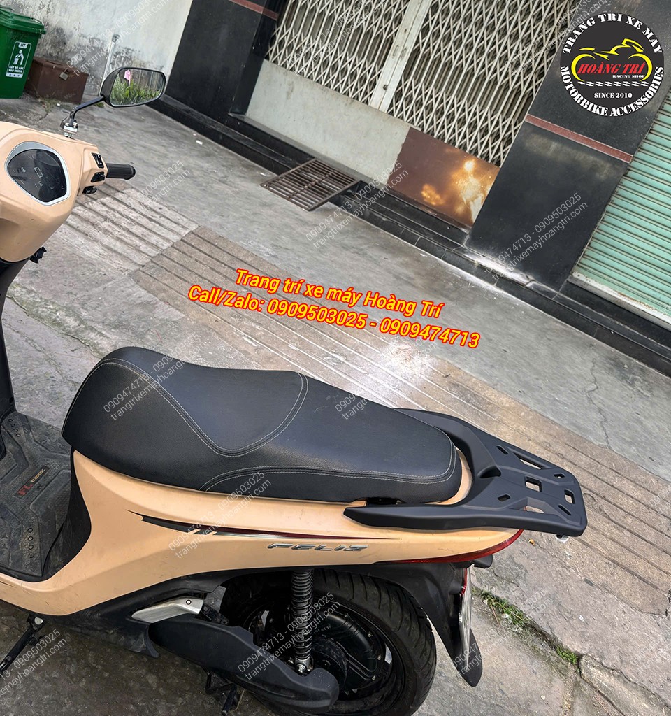 Nhìn từ trên, baga LBS Feliz được bố trí cân đối và liền lạc cùng phần yên xe