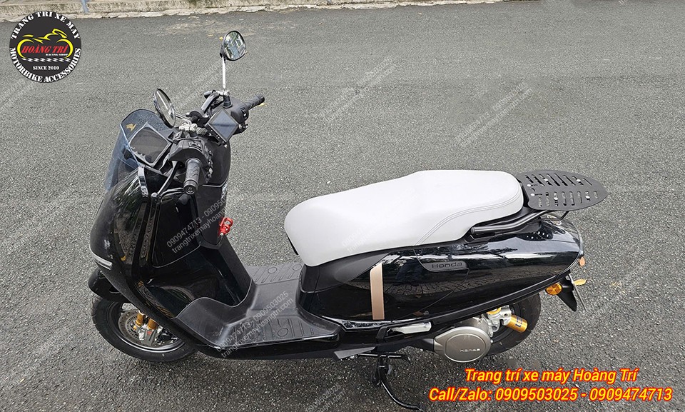 Góc nhìn từ trên cho thấy baga sau SRP Honda UC3 bố trí cân đối, chắc chắn và tiện dụng