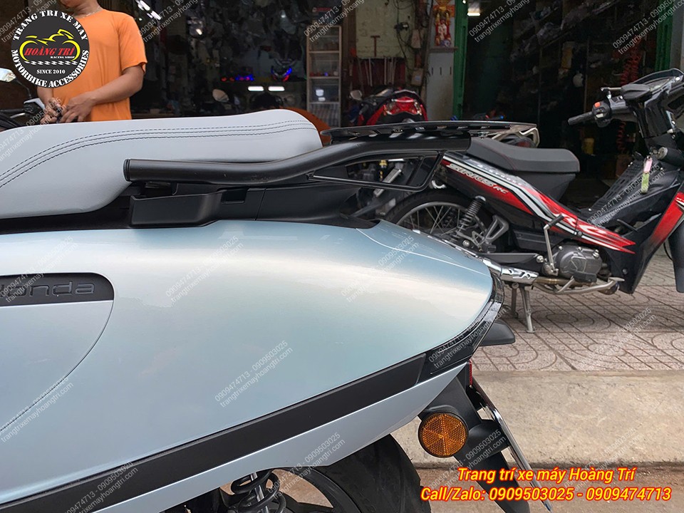 Góc ngang cho thấy khung baga sau SRP Honda UC3 thiết kế ống tròn kéo dài chắc chắn