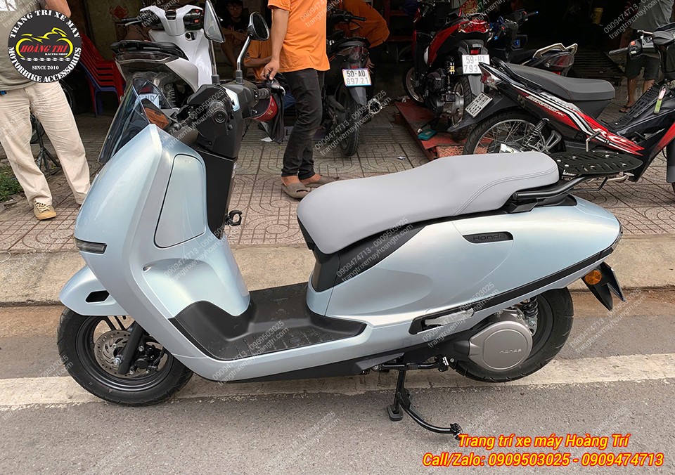 Anh em có thể trang bị thùng sau tăng không gian chở đồ hoặc nệm yên để mở rộng yên sau