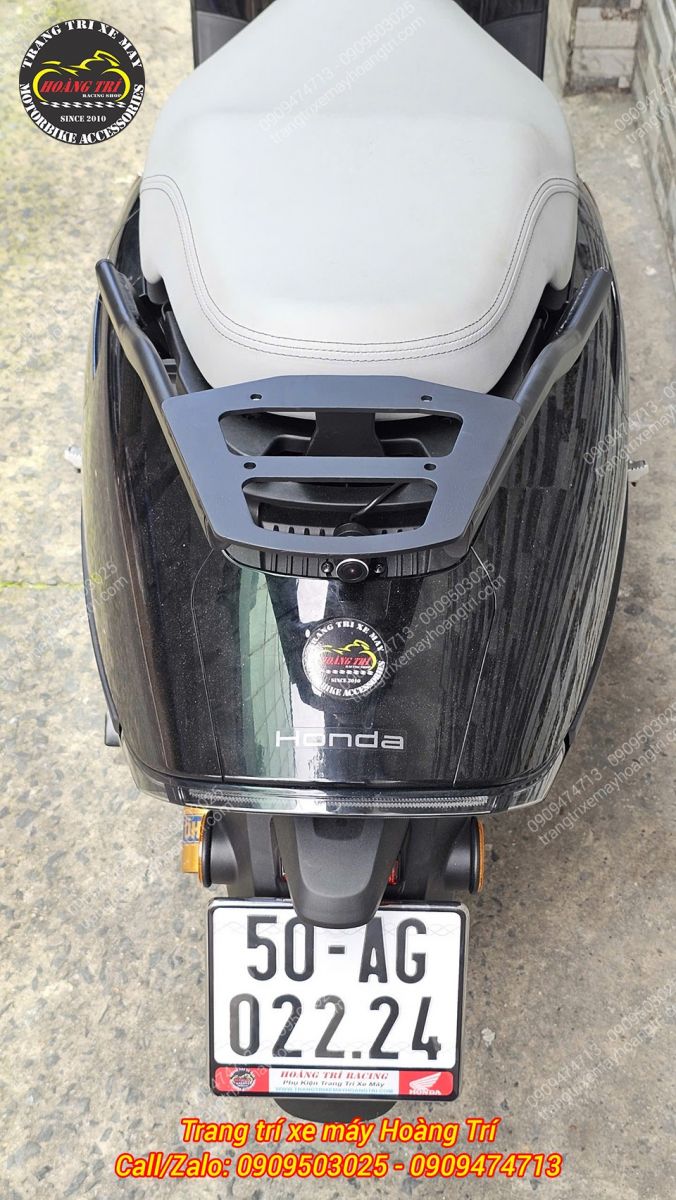 Góc nhìn từ trên cho thấy baga sau SRV Honda UC3 bố trí cân đối phía sau yên
