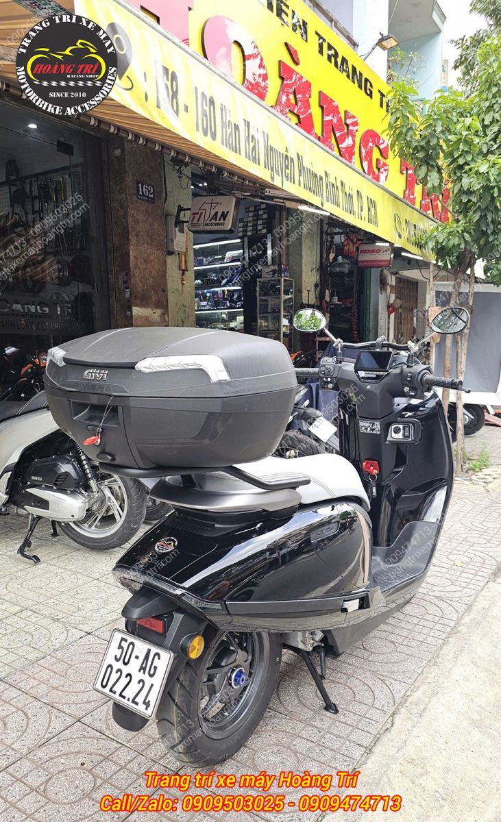 Honda UC3 kết hợp baga SRV cùng thùng Givi phía sau, đáp ứng tốt nhu cầu chở đồ