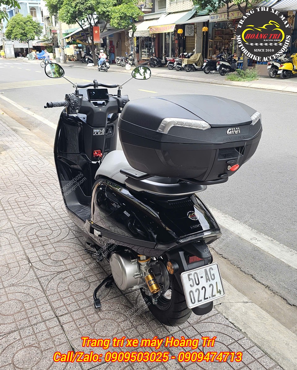 Nhìn từ phía sau, baga SRV giữ thùng Givi cân đối và gọn gàng trên Honda UC3