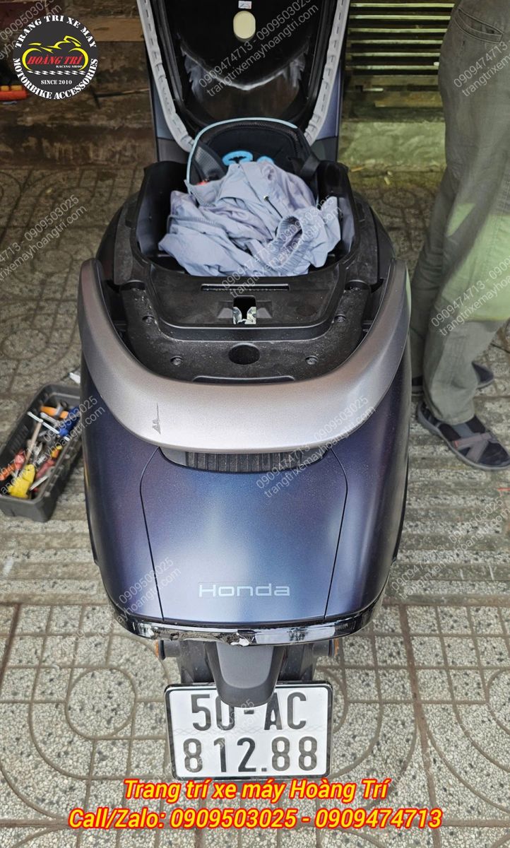 Honda UC3 trước khi nâng cấp baga sau, phần đuôi xe vẫn giữ thiết kế nguyên bản gọn gàng