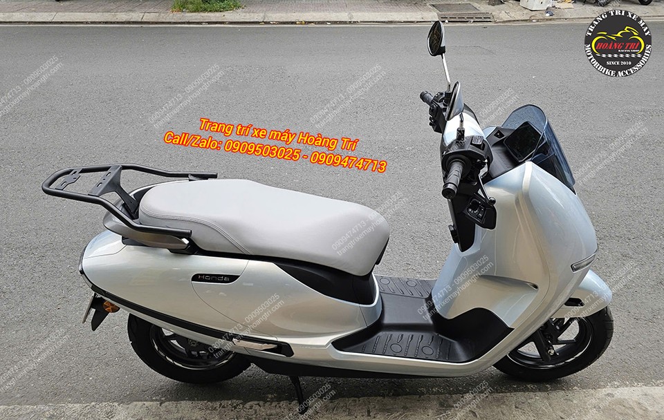 Honda UC3 nhìn từ bên phải sau nâng cấp baga SRV-S, tổng thể xe mang hơi hướng thể thao hơn