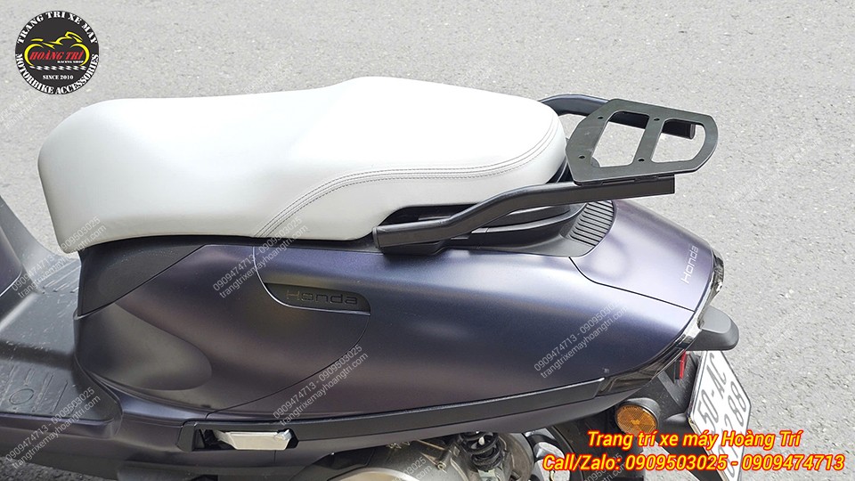 Góc nhìn bên hông cho thấy baga SRV-G bố trí cân đối, hài hòa cùng thân Honda UC3