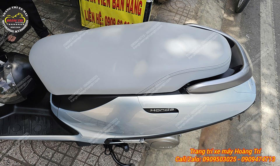 Honda UC3 màu trắng trước khi lắp baga SRV-S, phần tay dắt nguyên bản vẫn còn trên xe