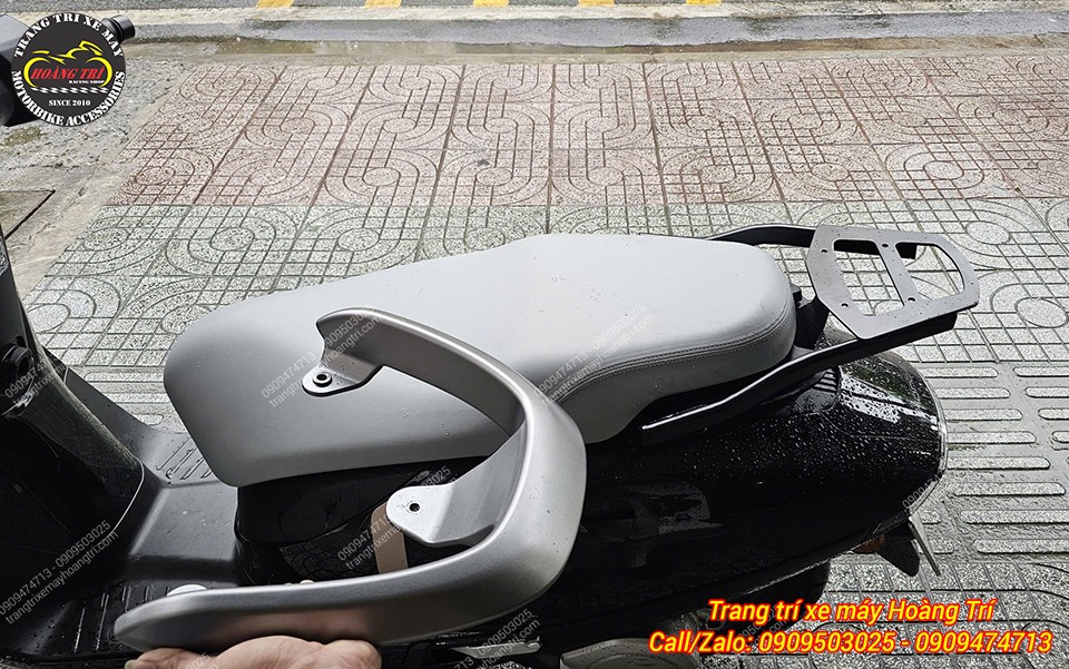 Trên tay cản zin và trên xe là baga sau SRV-G Honda UC3 đã được thay thế cho xe
