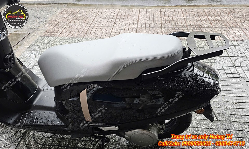 Góc ngang cho thấy baga sau SRV-G Honda UC3 kéo dài gọn gàng dọc hai bên yên