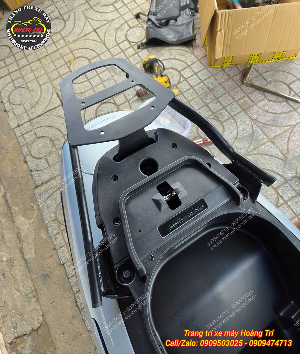Cận cảnh kết cấu baga SRV-G Honda UC3 tại các vị trí bắt ốc trên xe chắc chắn
