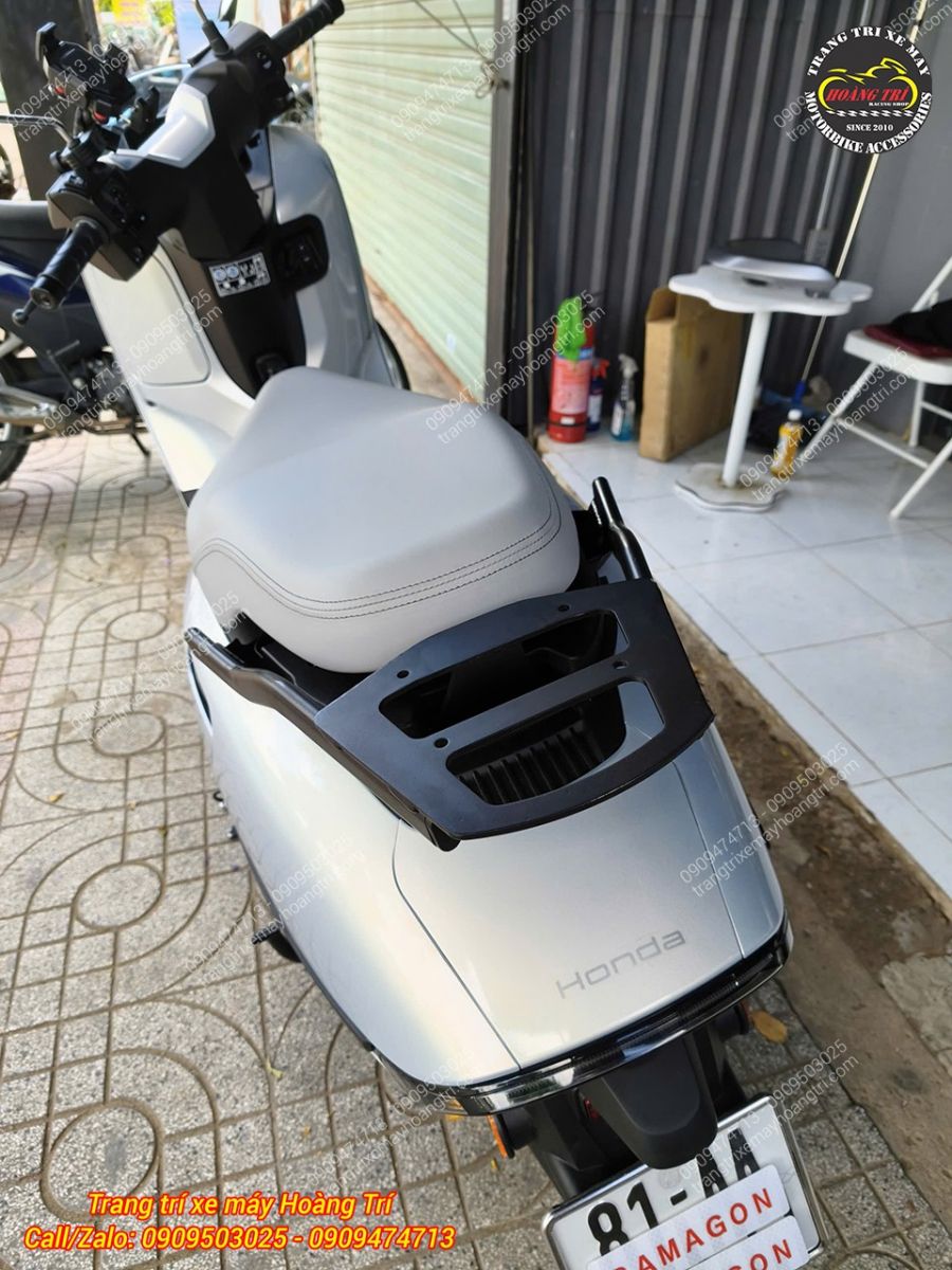 BAga SRV-G màu đen phù hợp với tông màu trắng đen của xe Honda UC3