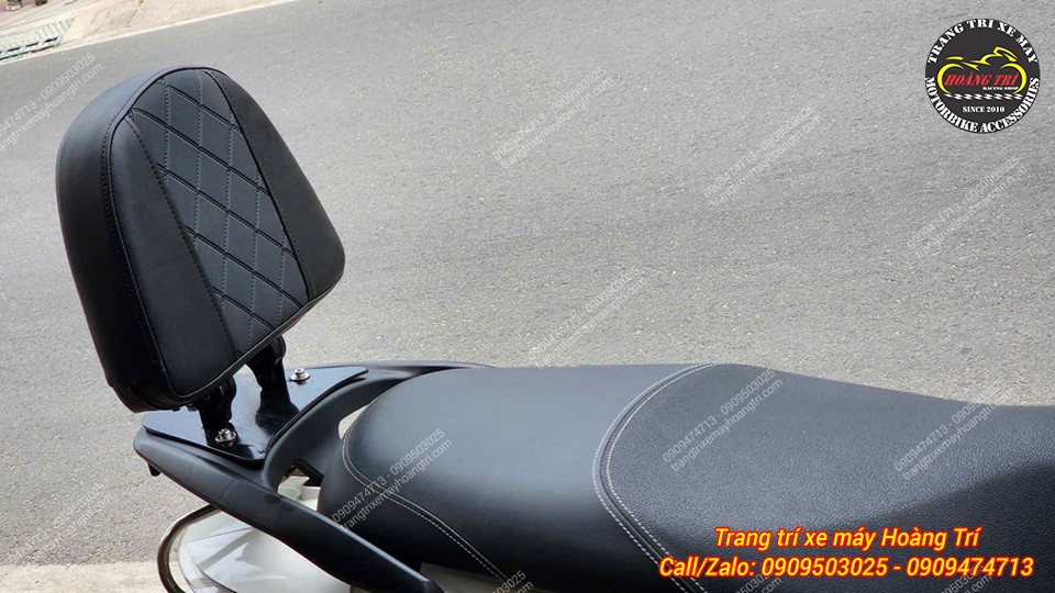 Cận cảnh baga sau Datbike ERA tích hợp tựa lưng bọc nệm, thiết kế chắc chắn và êm ái