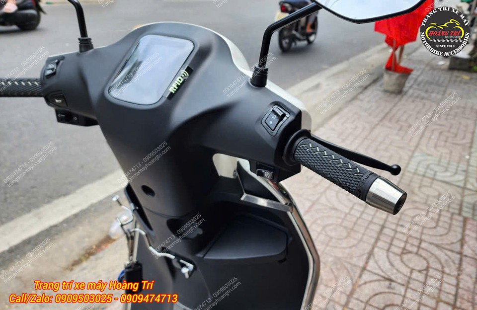 Bao tay RCB Nagamaki kết hợp gù inox G1 tạo điểm nhấn nổi bật trên tay lái Datbike Era