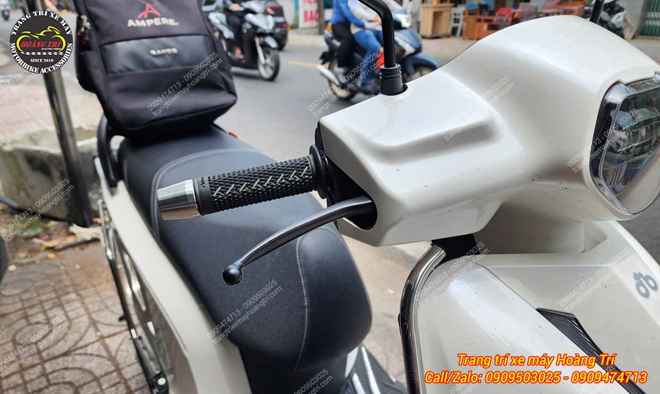 Cận cảnh bao tay RCB Nagamaki với họa tiết nổi, phối cùng gù tay lái inox G1