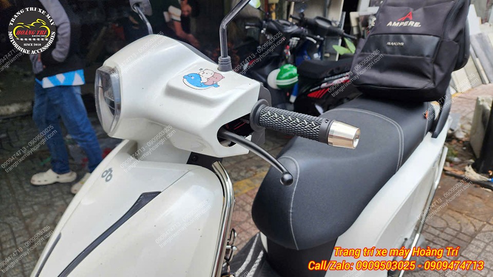 Gù inox G1 sáng bóng kết hợp bao tay RCB Nagamaki giúp Datbike Era thêm phần cá tính