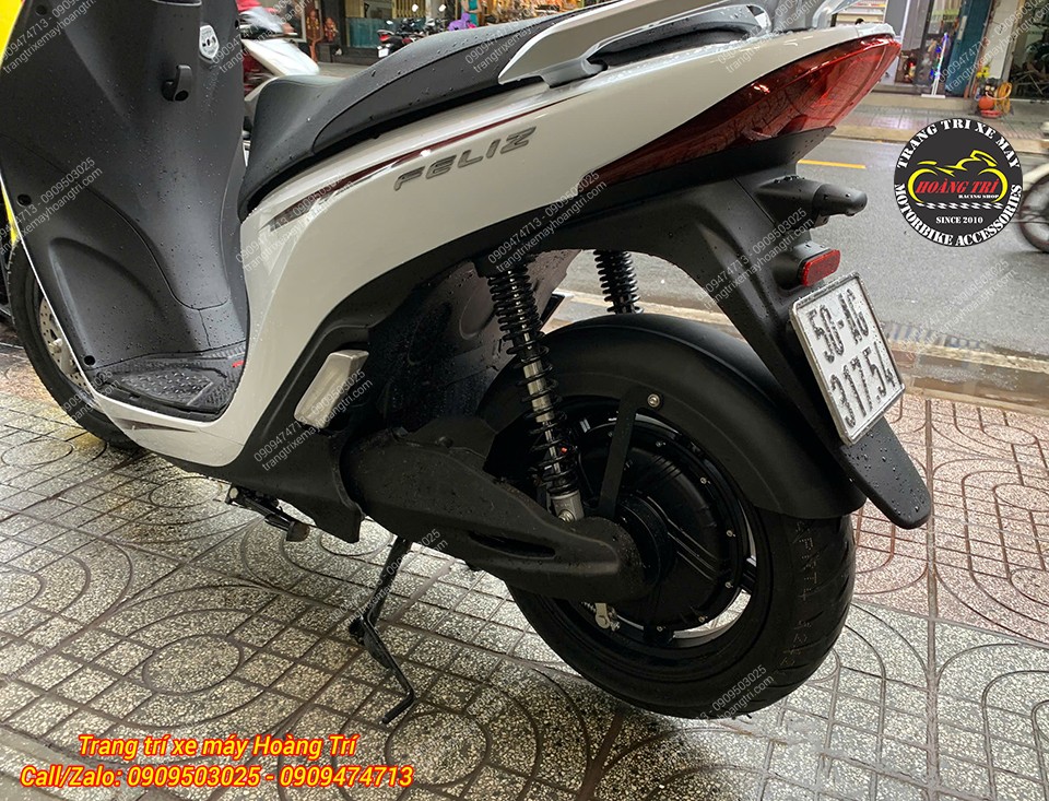 Toàn cảnh đuôi xe Feliz sau khi trang bị chắn bùn nguyên khối trông gọn và cứng cáp