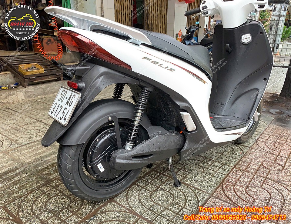 Chắn bùn nguyên khối tạo nên lớp che chắn sình lầy bắn vào sâu bên trong lốc máy xe