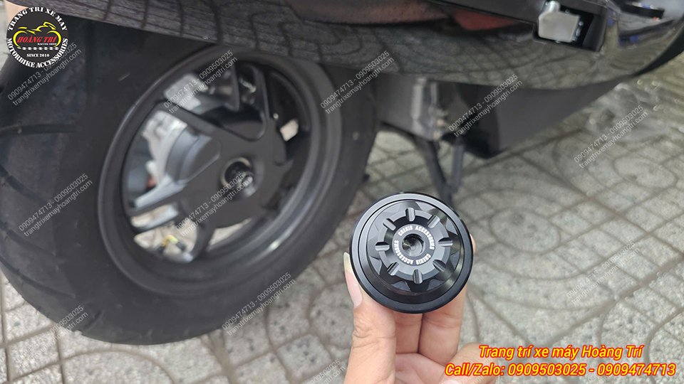 Hình ảnh cận cảnh trên tay món phụ kiện chụp cốt bánh sau xe Honda UC3