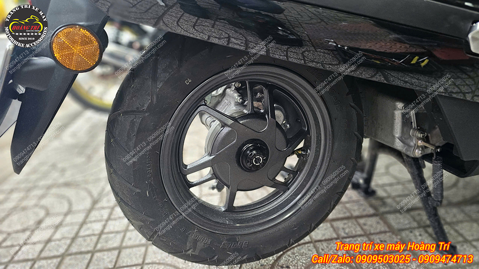 Góc nhìn ngang cho thấy sự hài hòa khi gắn chụp cốt lên bánh sau xe UC3