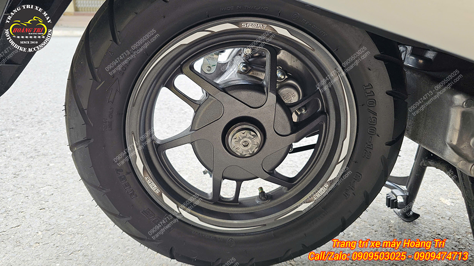 Sản phẩm màu nhôm xám tạo điểm nhấn nổi bật trên nền mâm xe Honda UC3 đen