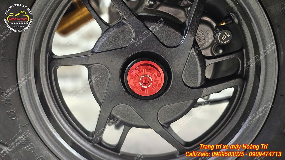 Chụp cốt bánh sau Honda UC3 màu đỏ đã được trang bị trên xe Honda UC3 tạo điểm nhấn nổi bật