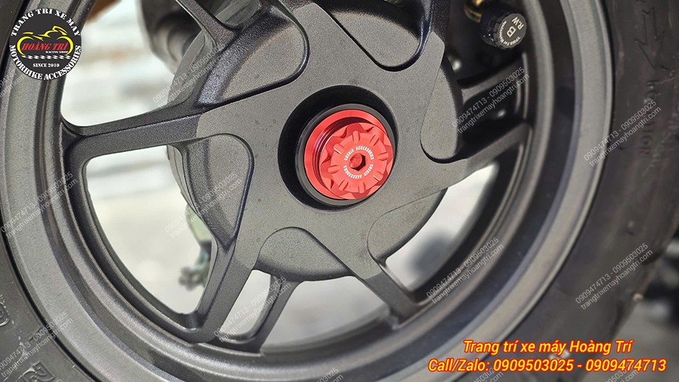 Góc cận cảnh bánh sau Honda UC3 nổi bật hơn sau khi trang bị chụp cốt CNC đỏ