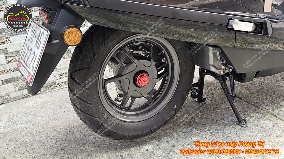 Toàn cảnh bánh sau Honda UC3 sau lắp chụp cốt CNC đỏ tạo điểm nhấn thể thao