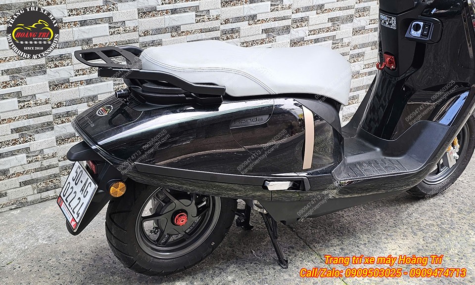 Honda UC3 nhìn từ bên hông nổi bật với chụp cốt bánh sau màu đỏ tương phản cùng mâm đen