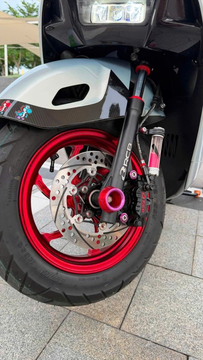 Phuộc trước Racing Boy phối cùng mâm đỏ và đĩa thắng lớn tạo điểm nhấn cho Honda UC3