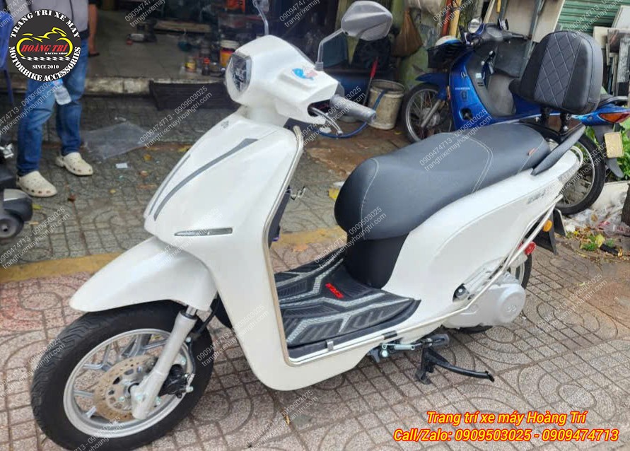 Góc nghiêng Datbike ERA cho thấy khung inox chạy dọc thân xe, bảo vệ dàn áo hiệu quả