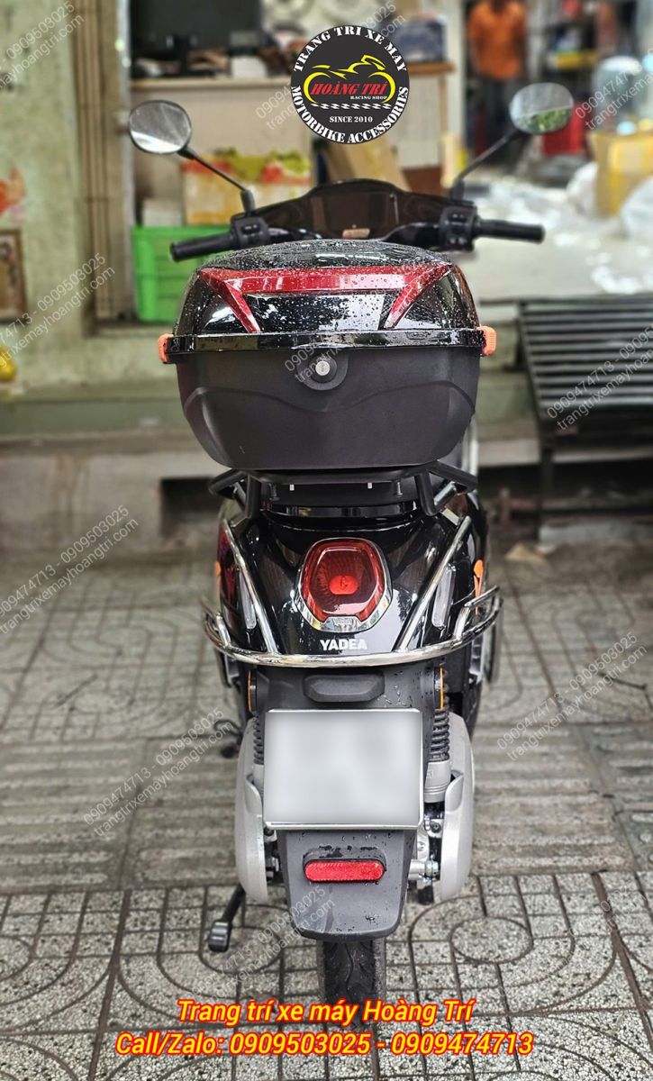 Góc trực diện phía sau cho thấy khung bảo vệ Yadea Osta bao quanh hai bên xe