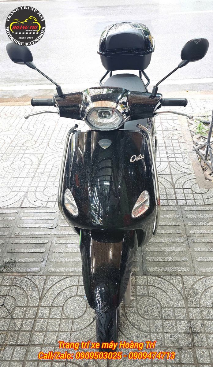 Nhìn từ phía trước, khung bảo vệ inox tạo thành khung viền đẹp mắt trang trí Yadea Osta