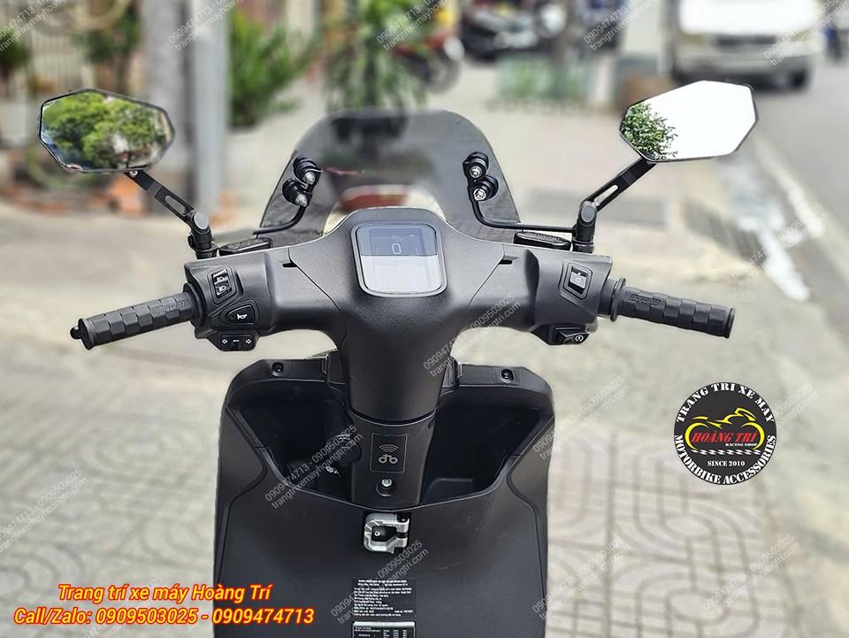 Góc nhìn người lái cho thấy combo 3 phụ kiện được kết hợp cân đối và hoàn thiện thẩm mỹ cho xe