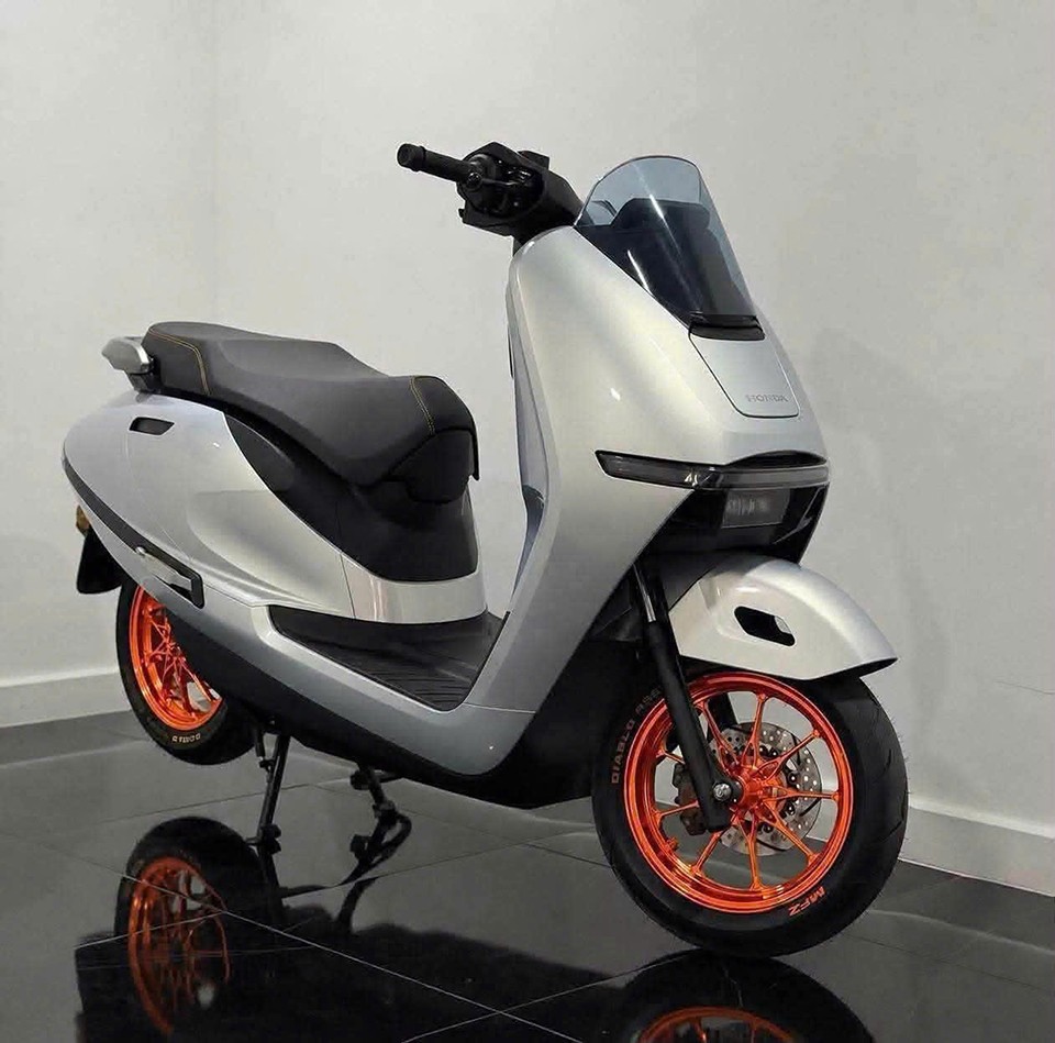 Honda UC3 sau khi đã được nâng cấp mâm 9 cây BST, tạo điểm nhấn thể thao cho tổng thể